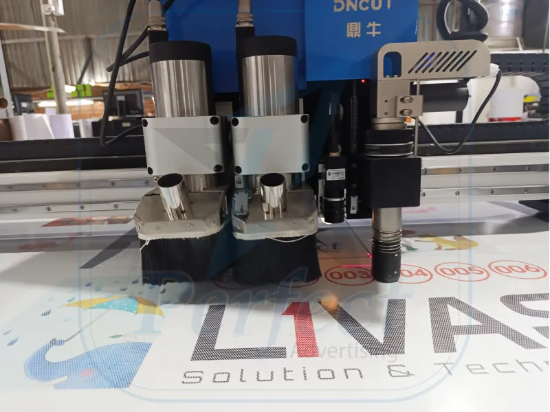 cắt chữ decal bằng máy CNC tại Perfect