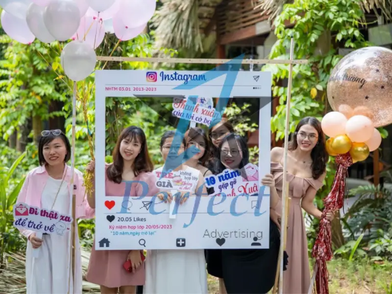 Khung chụp ảnh check in tiệc họp lớp khung instagram tại Perfect