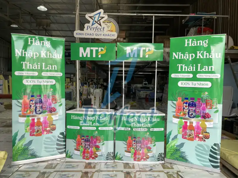 Mẫu booth siêu thị kết hợp cùng sản phẩm truyền thông khác