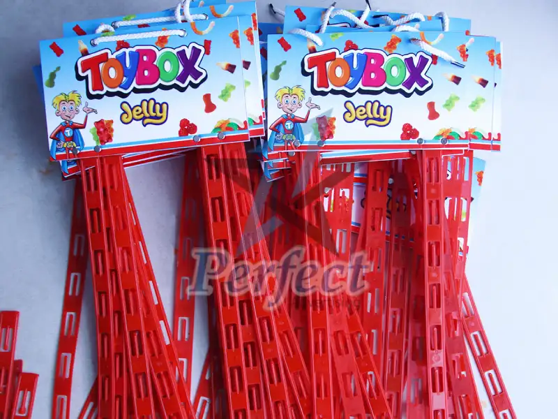 Mẫu hanger posm dây nhựa đỏ treo bánh kẹo