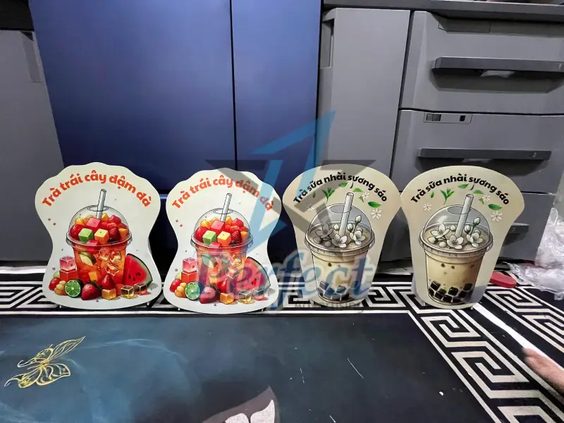 Mẫu standee để bàn bằng formex
