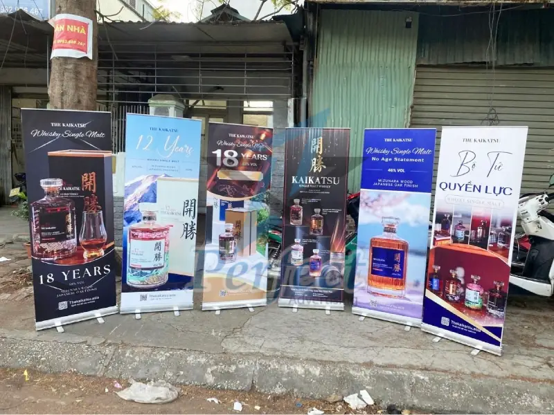 Standee cuốn là gì