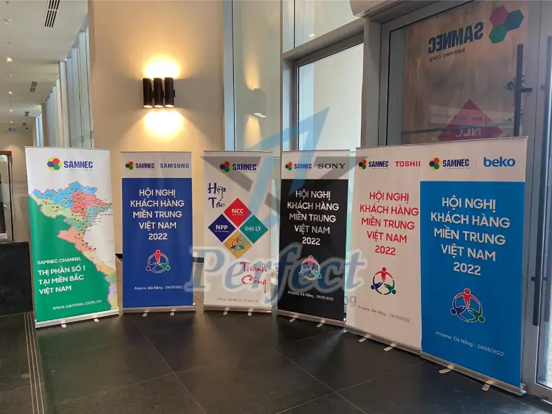 Ưu điểm nổi bật của standee cuốn nhôm