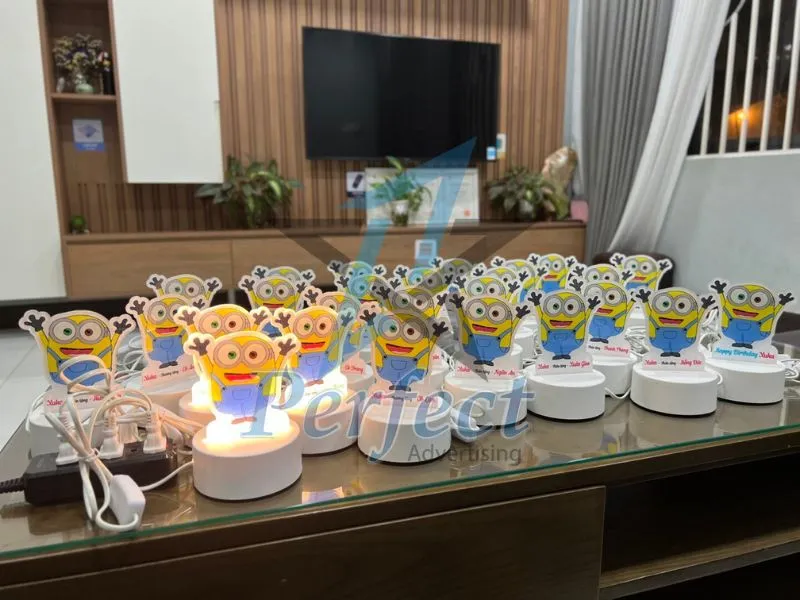 Cách bảo quản sản phẩm standee mica đúng cách