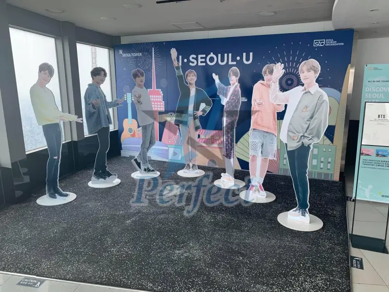 In standee hình người là gì