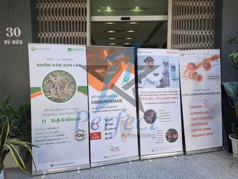 Ứng dụng của standee cuốn nhôm 80x200 trong đời sống