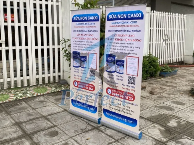 Ứng dụng sản phẩm standee cuốn nhôm chân inox 80x200 linh hoạt