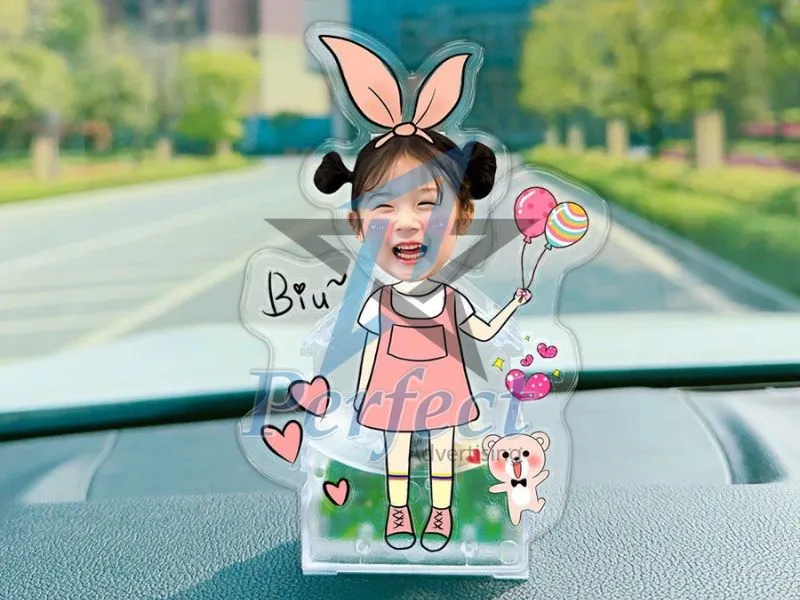 standee lắc đầu bé gái dễ thương