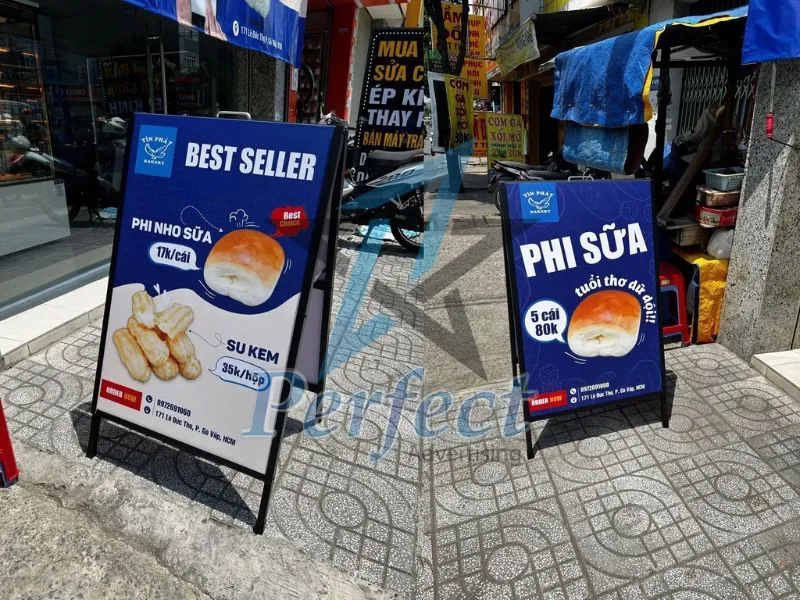 thuê chân standee cho cửa hàng